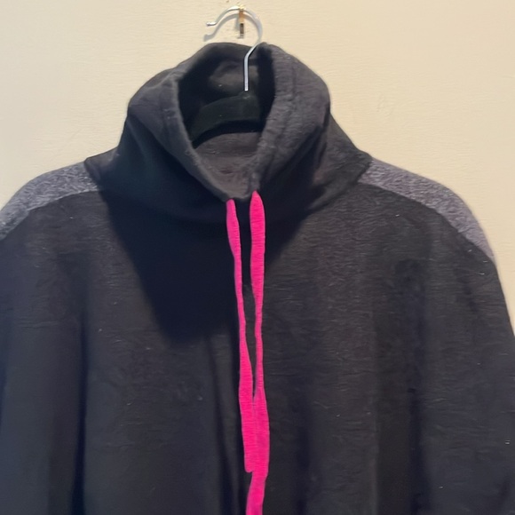 Tahari Wool and Cahmere Poncho - Picture 2 of 9